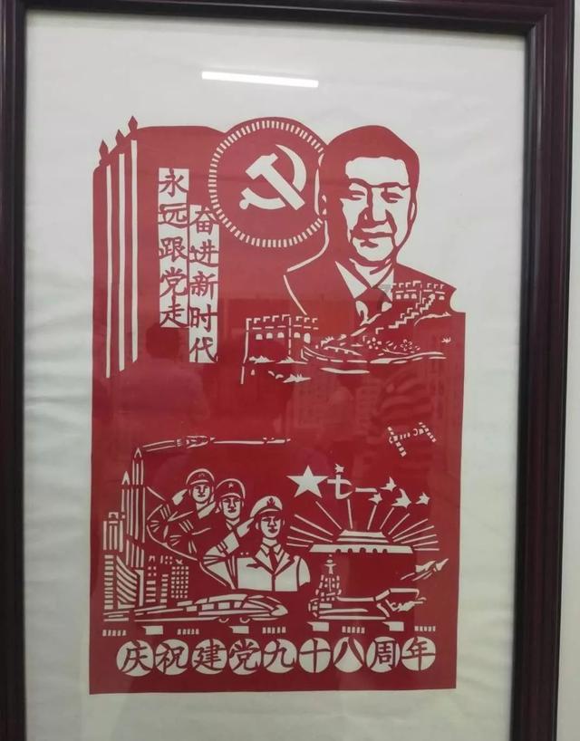 1岁妹妹趴床上叫5岁哥哥起床,哥哥一把搂住妹妹,画面太暖了!