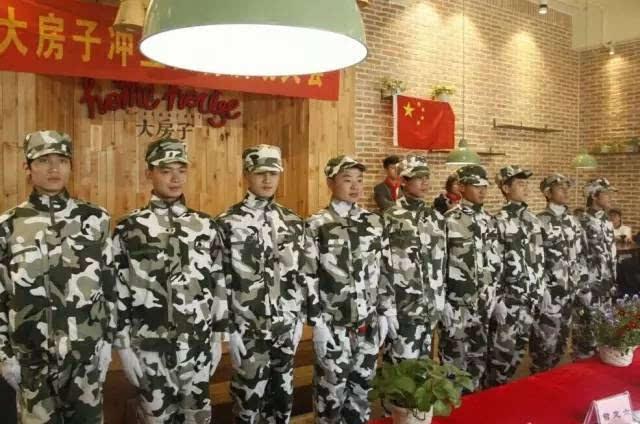 江苏张家港：巧手做龙灯 欢乐迎新年