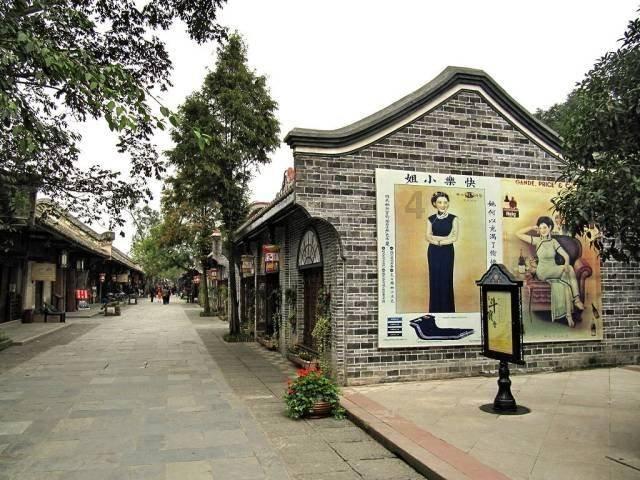 一小区外面包车起火,周围多车受损