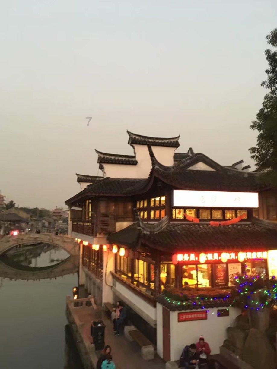 苏菲亚和安伯的休闲装