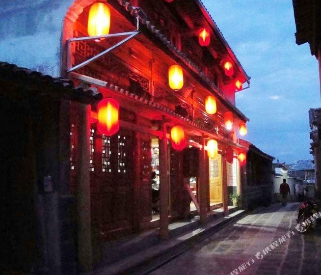 逃离废弃高校